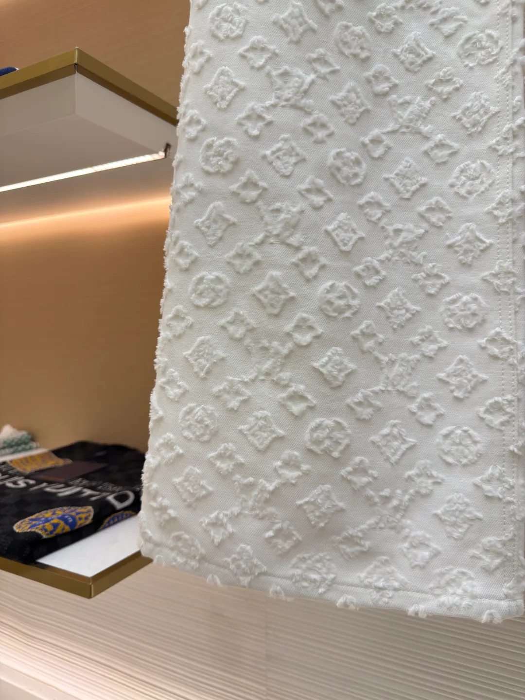 LOUIS VUITTON presbyopic three-dimensional embossed jacquard jeans ●Authentic product: purchased and developed by 185516 ●Item number: 1680238-B35 ●Material: denim fabric ●Technology: embossed jacquard production ●Version: fitted version ●Weight: about 615 grams ●Size: 34-36-38 ●Description: The presbyopia three-dimensional relief jacquard cost 18,500 to purchase and develop, using 100% cotton imported yarn and the classic presbyopia embossing process. The three-dimensional relief has an outstanding texture. The fabric is crisp and stylish. The high-waisted straight version makes the upper body slimmer and the legs longer. It looks good with or without matching. The details of the workmanship are all in place! To truly achieve the ultimate in luxury, all fabrics, accessories, and hardware are exclusively custom molded and produced in high quality! The overall wiring is straight and delicate, the fabric is comfortable and soft, and the color is consistent without color difference. It can be matched with the same style to create a fashionable look and control various occasions. Customized accessories, complete with three standards, same style for men and women!